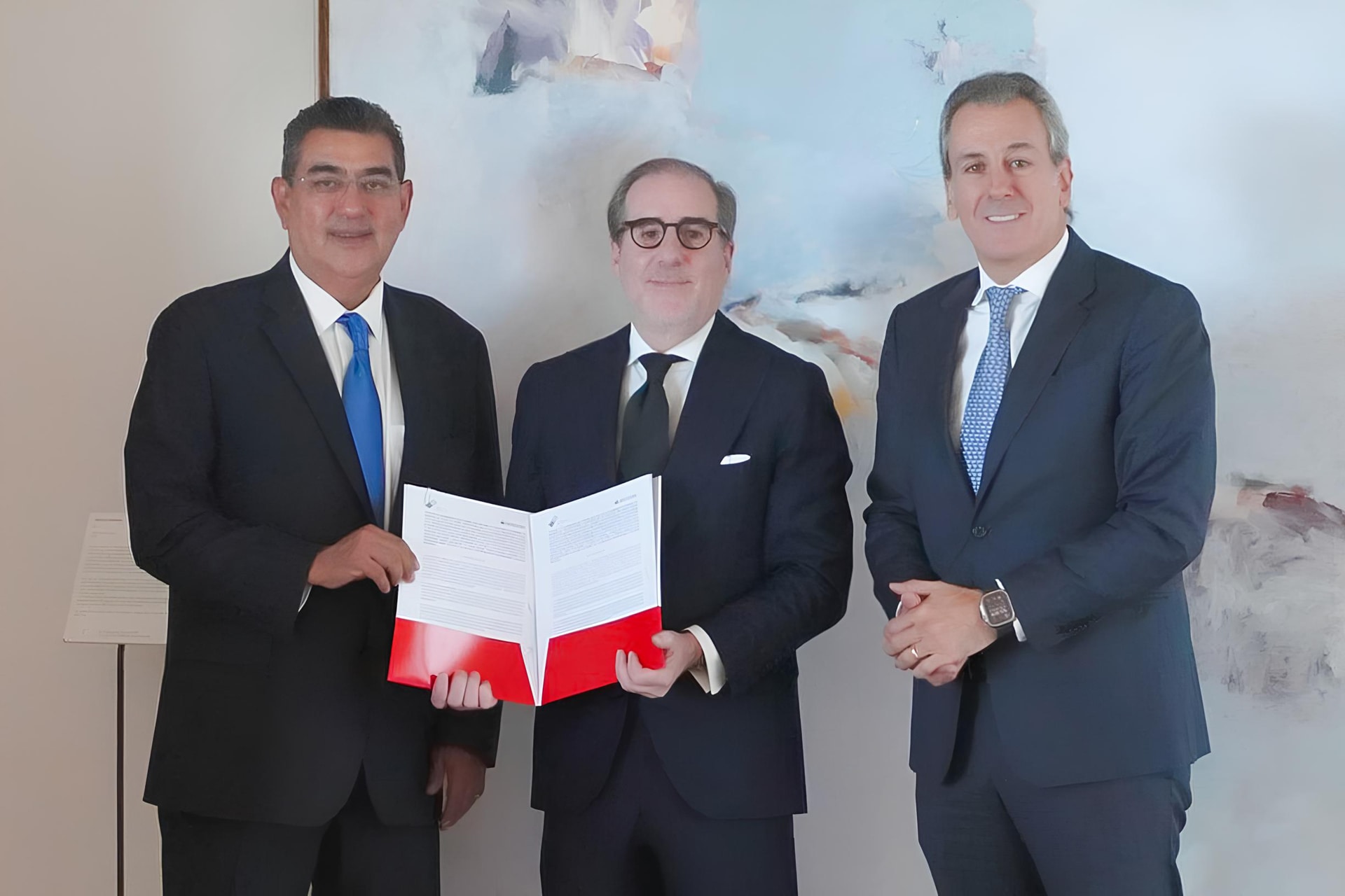 Sergio Salomón firma convenio con Banco Santander para impulsar pymes en Puebla