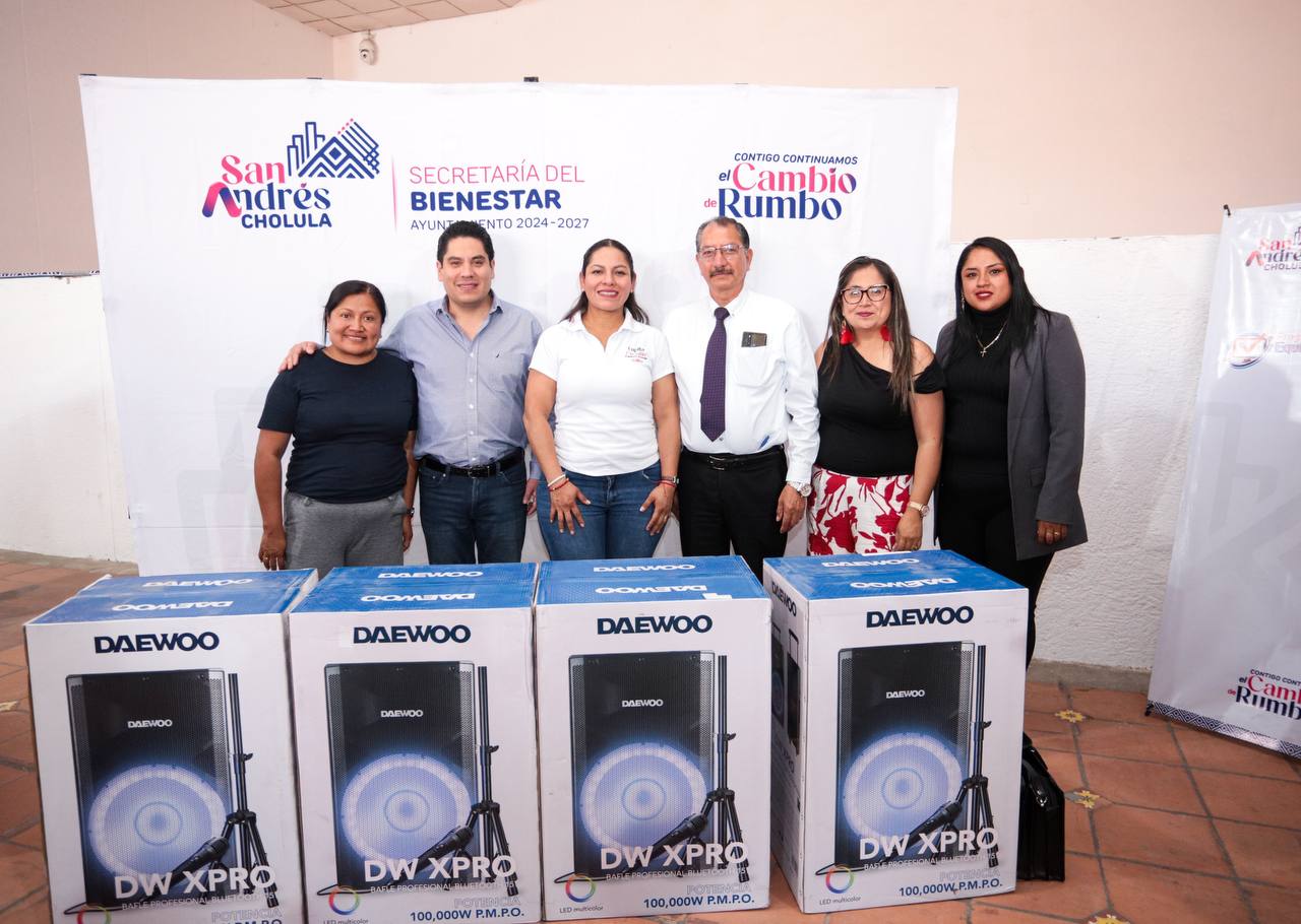 Fortalece Lupita Cuautle a escuelas con equipo tecnológico