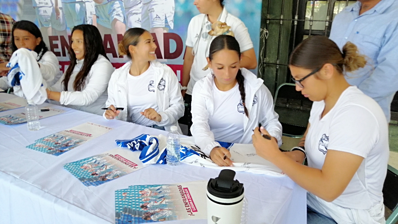 Jugadoras del Club Puebla Femenil conviven con aficionados en San Pedro Cholula