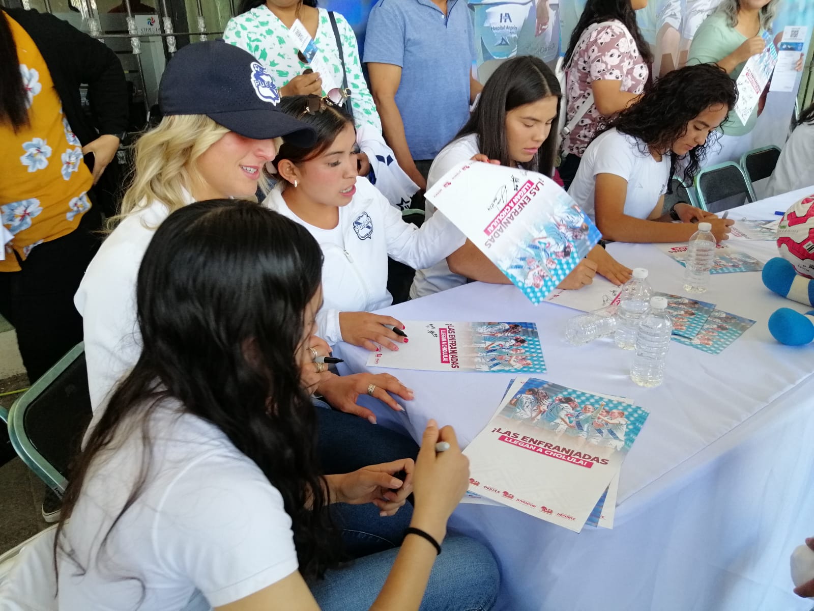 Jugadoras del Club Puebla Femenil conviven con aficionados en San Pedro Cholula