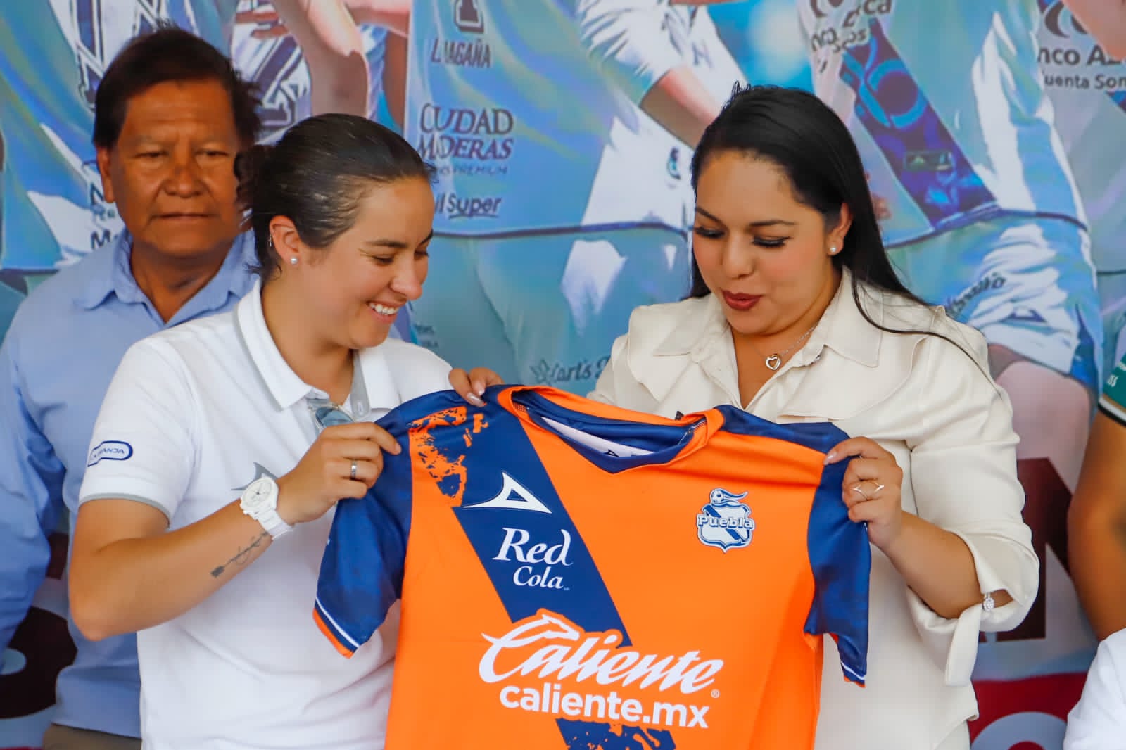 Comprometida con el deporte, Tonantzin Fernández encabeza firma de autógrafos con el Puebla Femenil