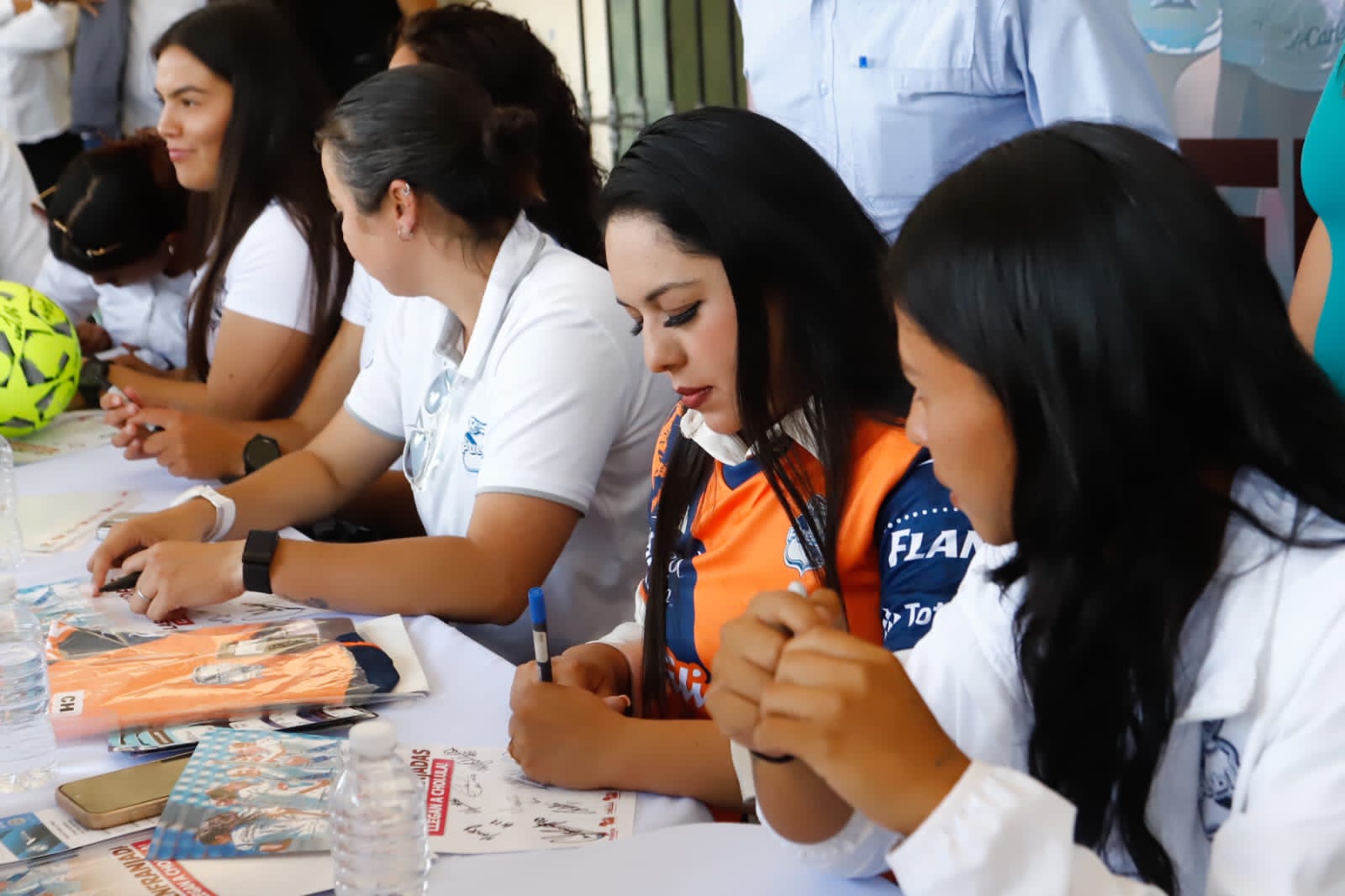 Comprometida con el deporte, Tonantzin Fernández encabeza firma de autógrafos con el Puebla Femenil