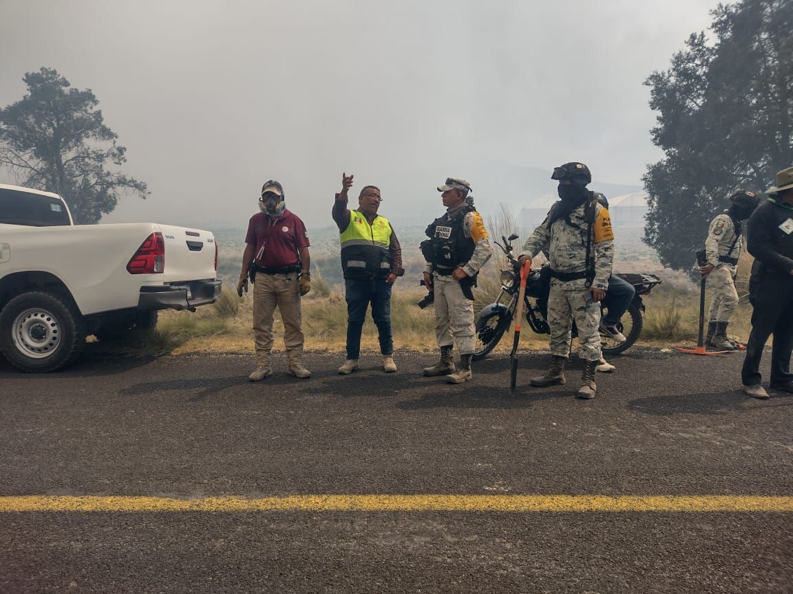 Más de 35 brigadistas combaten incendio en el cerro Quimicho, Tlaxcala