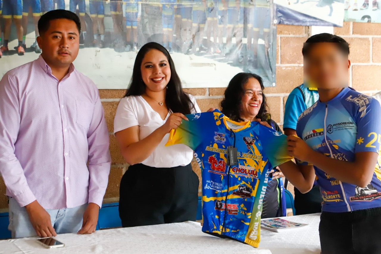 Entrega Tonantzin Fernández uniformes a jóvenes promesas del ciclismo en Cuachayotla