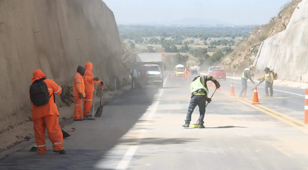 Desgaje de cerro bloquea la autopista Tlaxcala-Puebla en Zacualpan