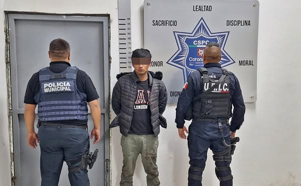 Detienen a presunto asaltante en San Francisco Ocotlán; portaba arma y motocicleta robada