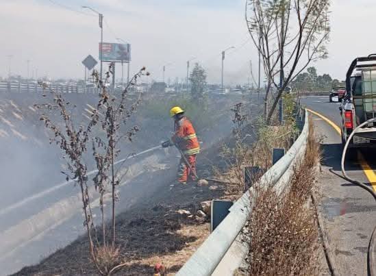 Bomberos de San Pedro Cholula y Cuautlancingo sofocan incendio en Periférico Ecológico