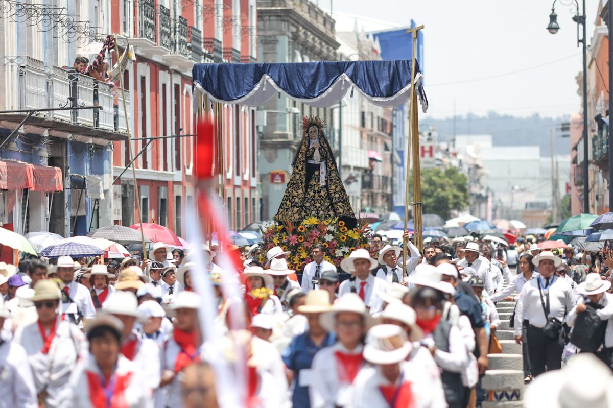 Miles de fieles participan en la Procesión de Viernes Santo en Puebla