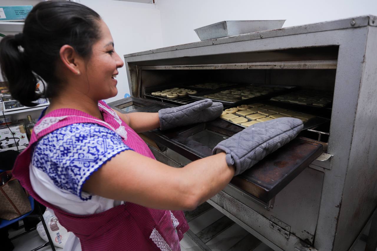 Rescatan tradiciones con taller de muéganos en San Andrés Cholula