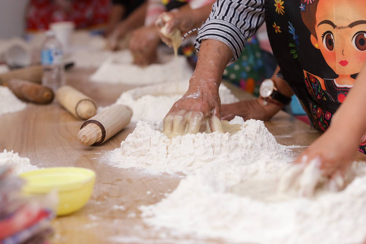 Rescatan tradiciones con taller de muéganos en San Andrés Cholula