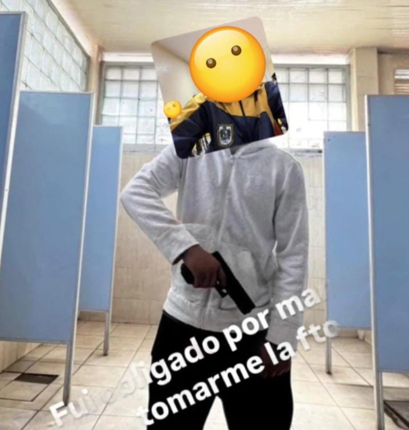 Jóvenes posan con armas de fuego en secundaria de Venustiano Carranza 