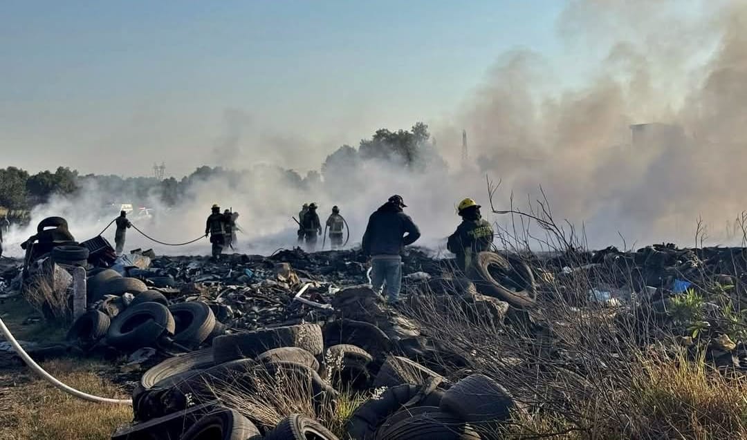 Controlan incendio de llantas en San Francisco Ocotlán