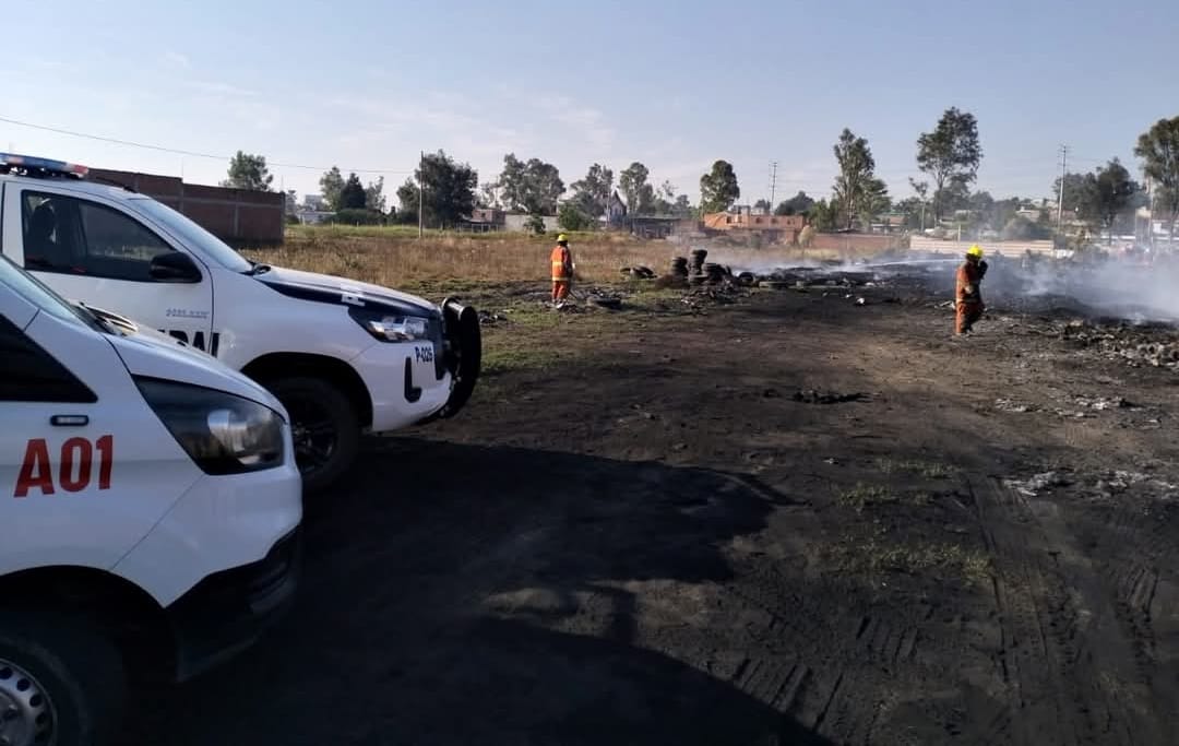 Controlan incendio de llantas en San Francisco Ocotlán