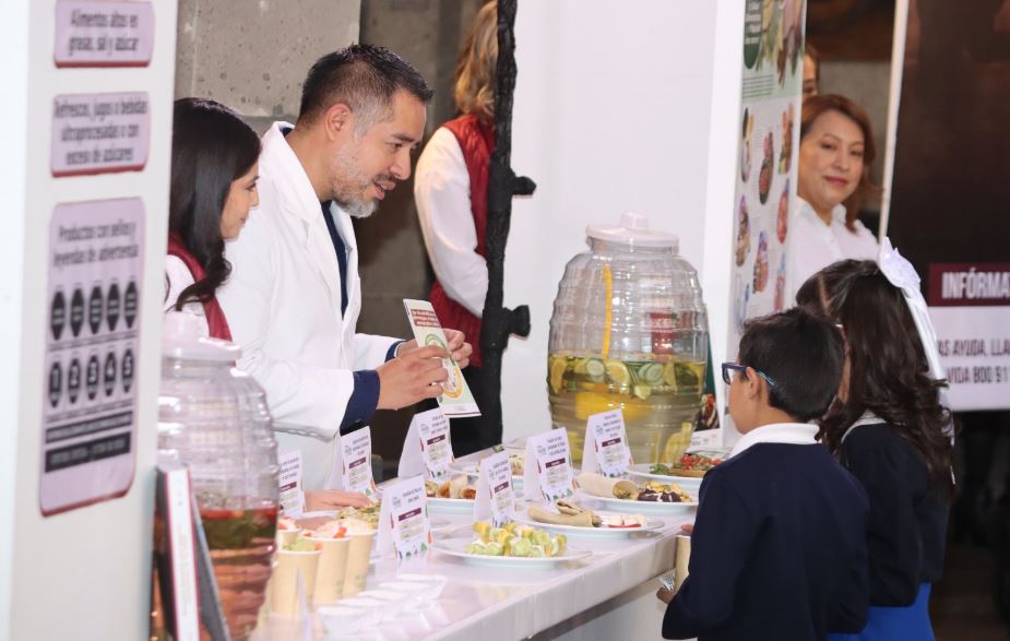 Puebla elimina comida chatarra en escuelas para fomentar la salud infantil