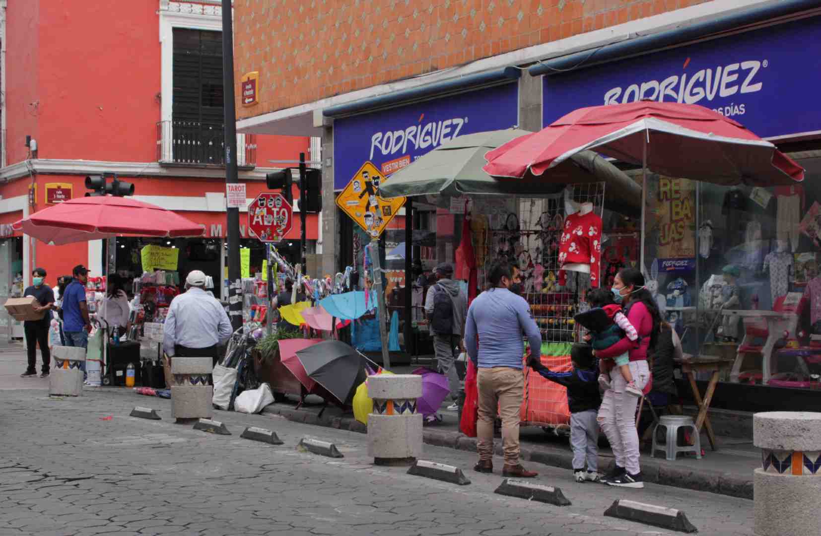Ambulantes invaden el Centro Histórico de Puebla en semana santa y afectan a empresarios establecidos