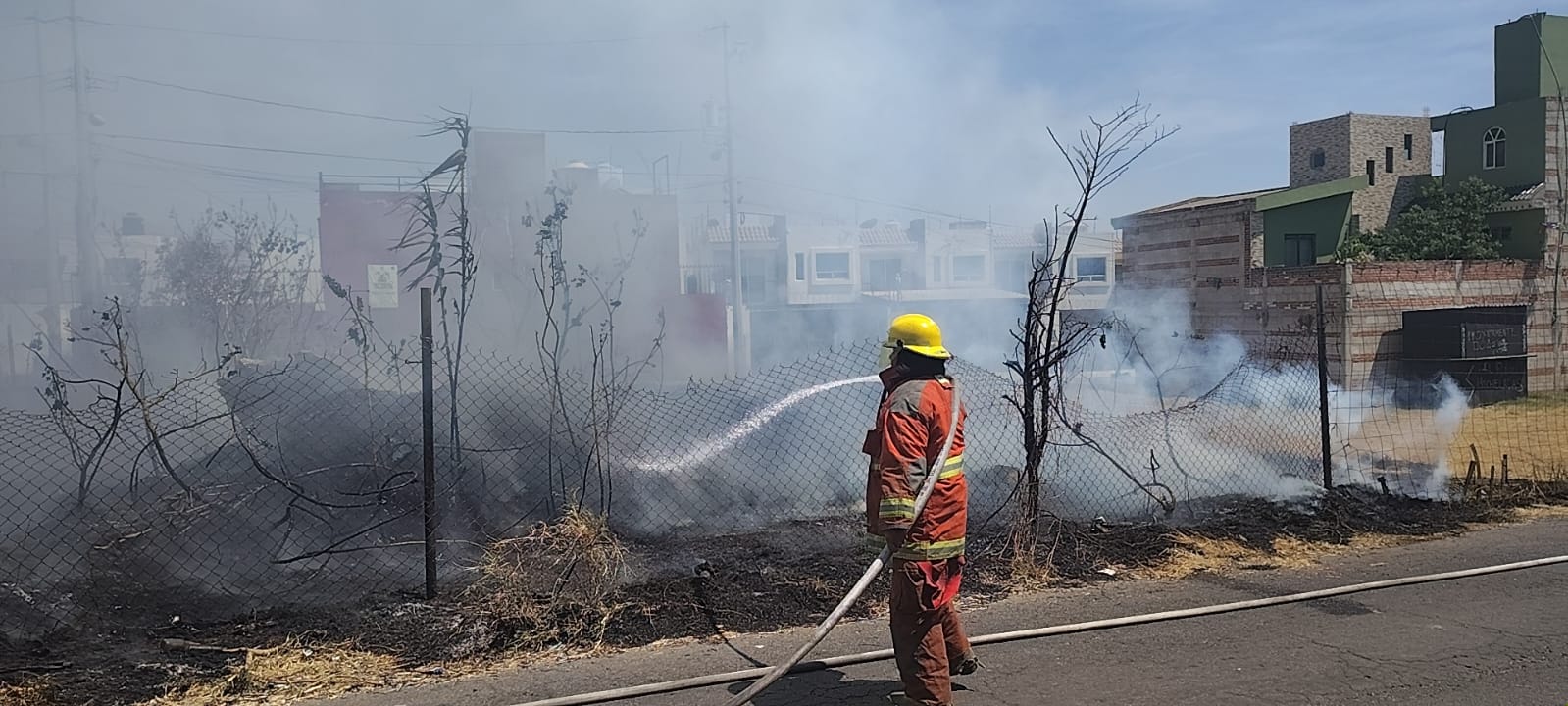Bomberos de Cuautlancingo sofocan incendio de pastizal en la cabecera municipal