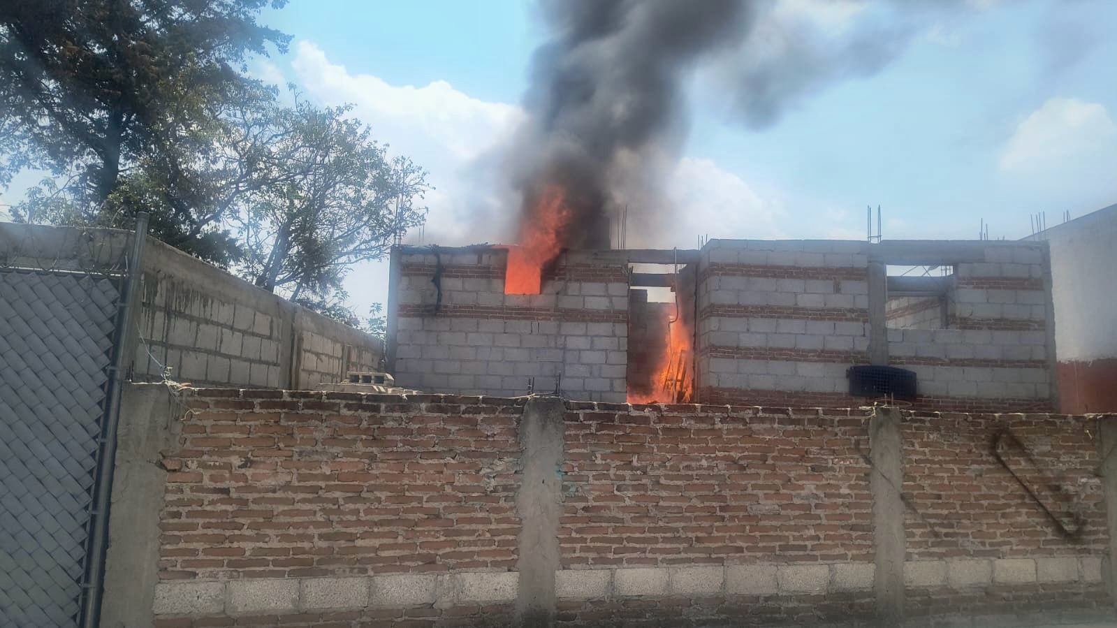 Bomberos de San Andrés Cholula atienden incendio en casa habitación