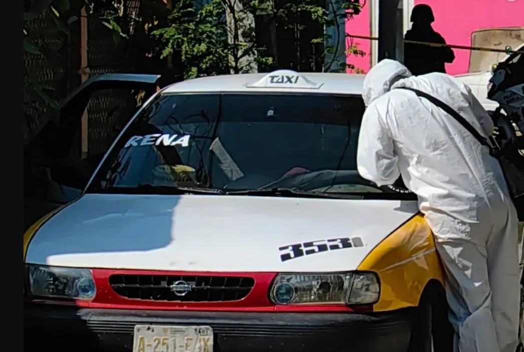 Privan de la vida a dos hombres dentro de taxi colectivo en Acapulco