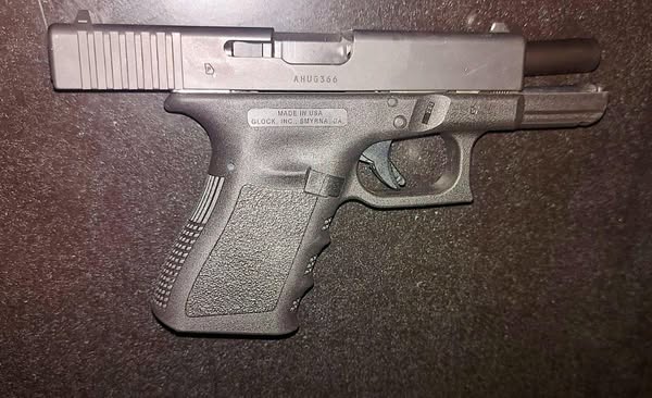 Detienen en Lomas de Angelópolis a hombre por portación ilegal de arma de fuego