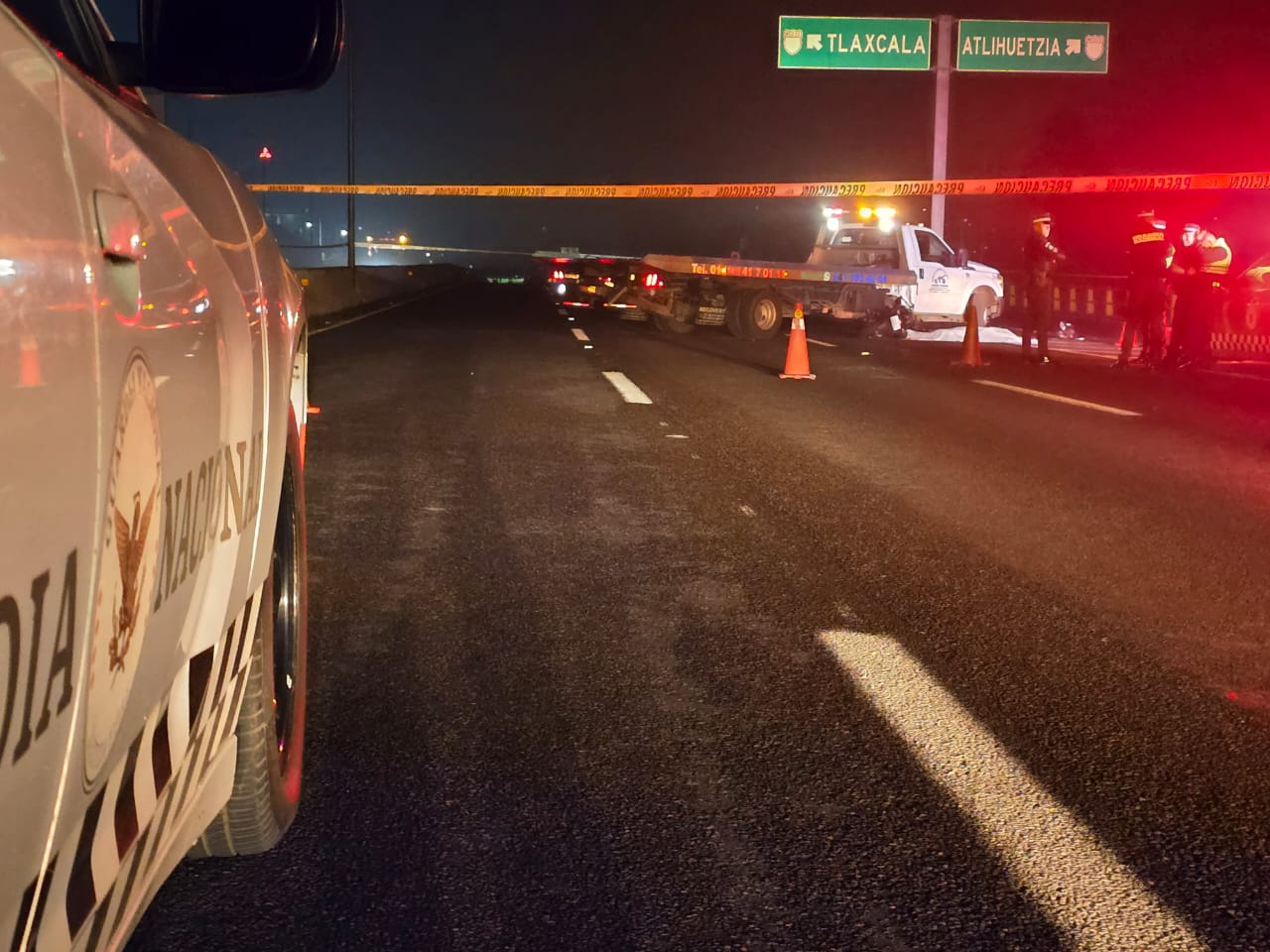 Motociclistas chocan contra grúa sin señalización en la Apizaco-Tlaxcala; uno murió y otro quedó gravemente herido