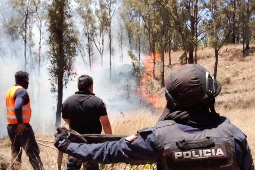 Policía y Bomberos de Cholula sofocan más de 20 incendios en el cerro Zapotecas