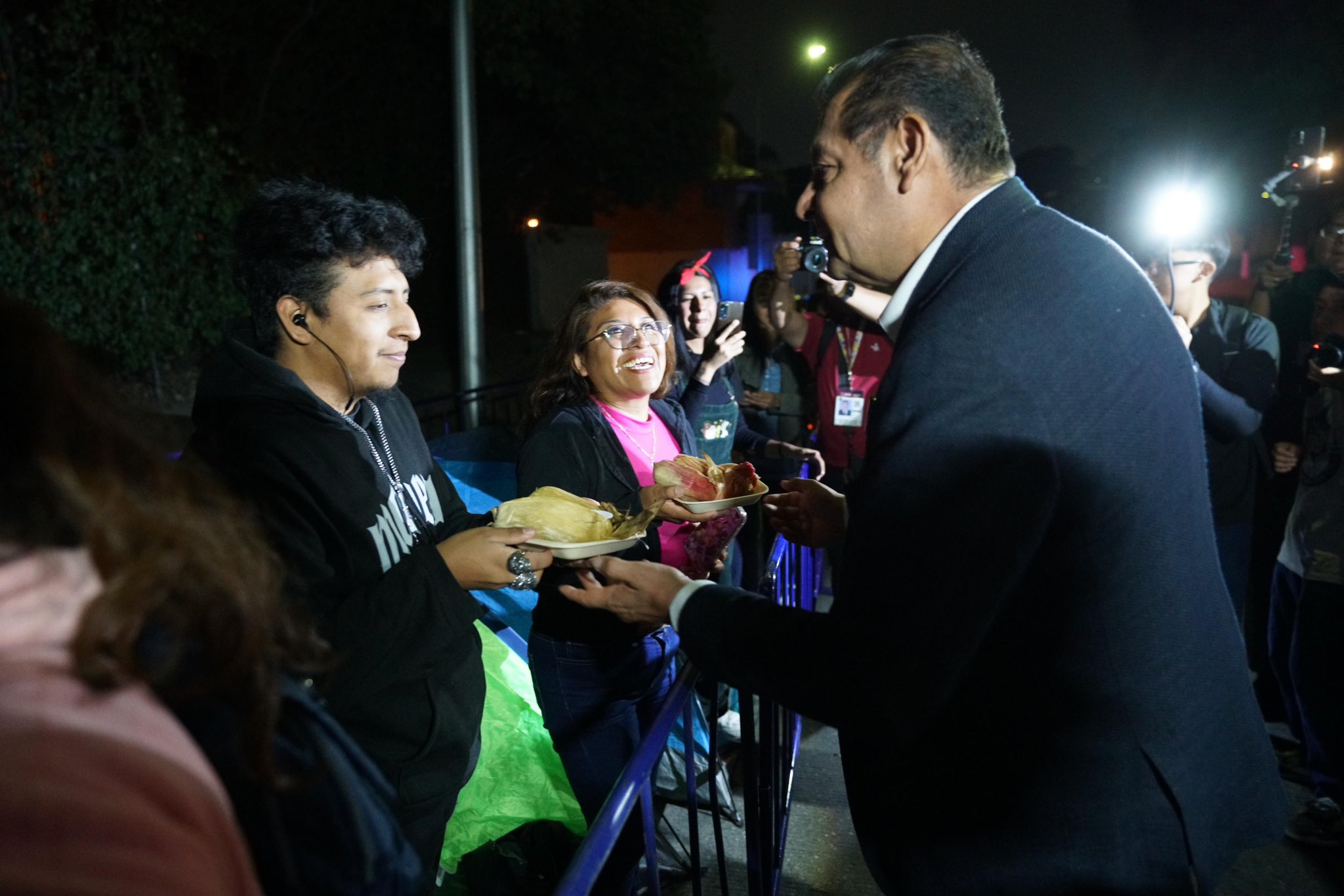 Armenta entrega cena a fans acampando por concierto de Maroon 5