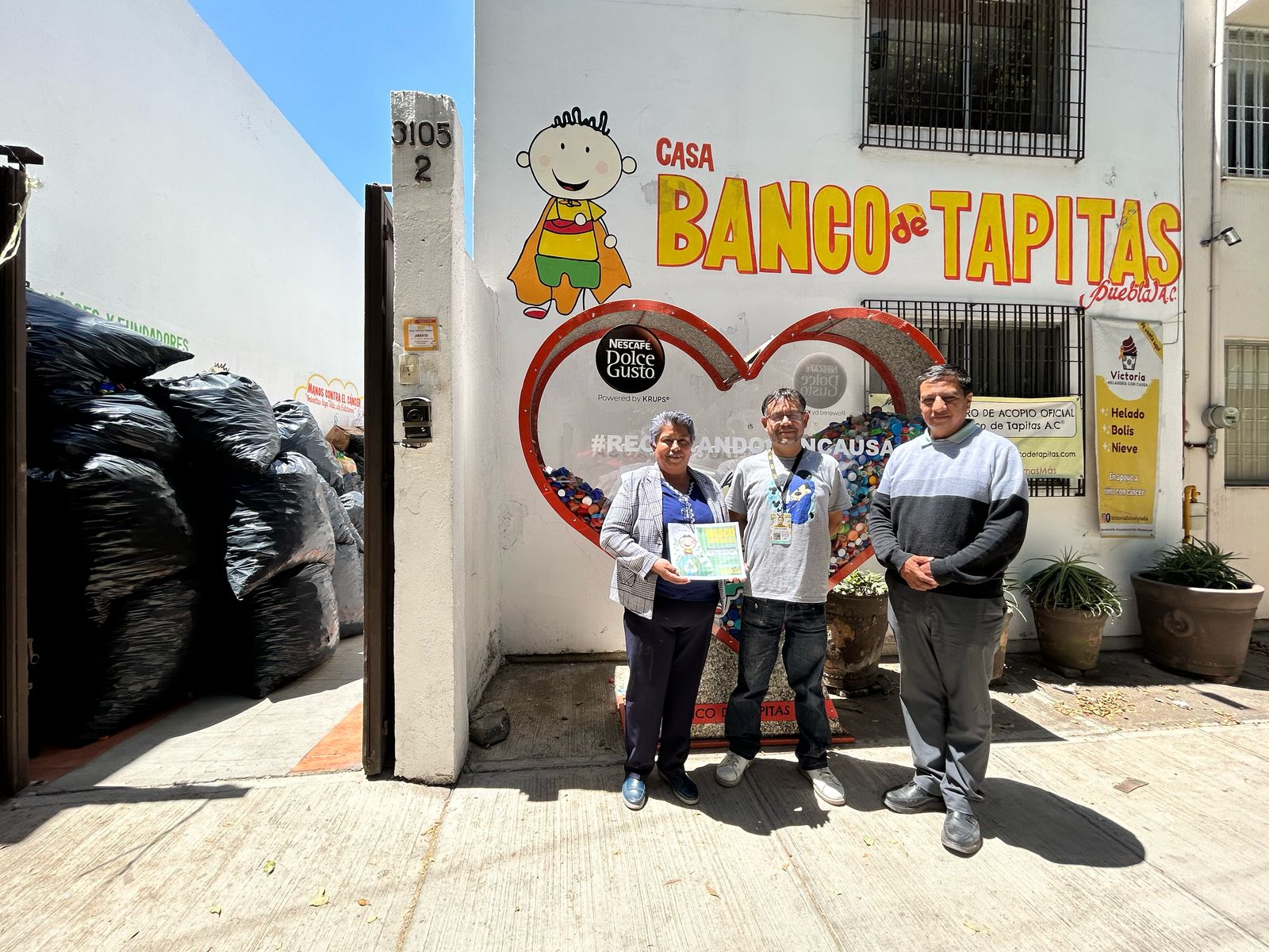 Gobierno Municipal de Cuautlancingo entrega 700 kg de tapitas a “Banco de Tapitas A. C.”