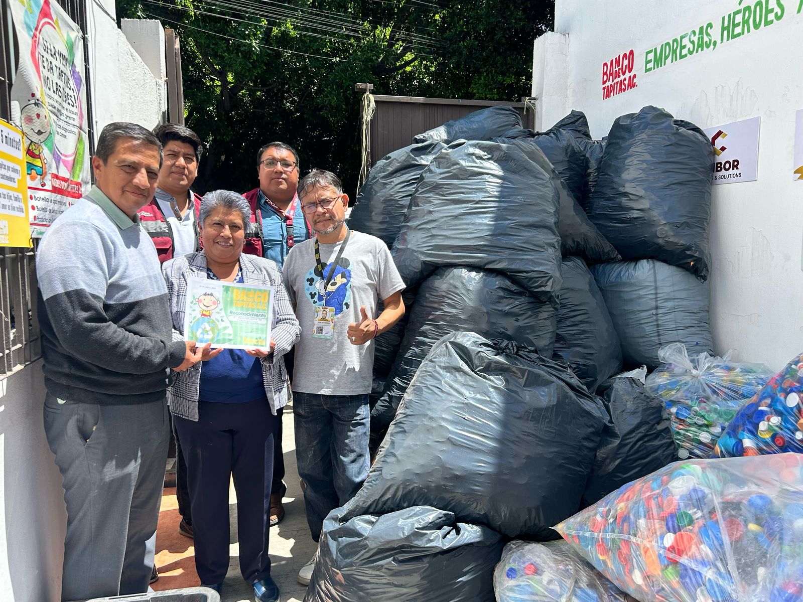 Gobierno Municipal de Cuautlancingo entrega 700 kg de tapitas a “Banco de Tapitas A. C.”