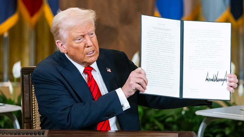 Trump refuerza su política migratoria con deportaciones y nuevas sanciones