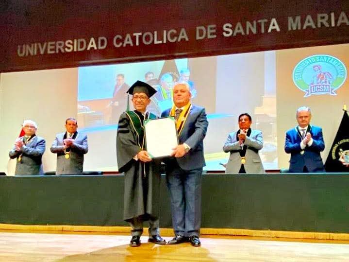 Entregan Doctorado Honoris Causa a rector de la UATx en Perú 