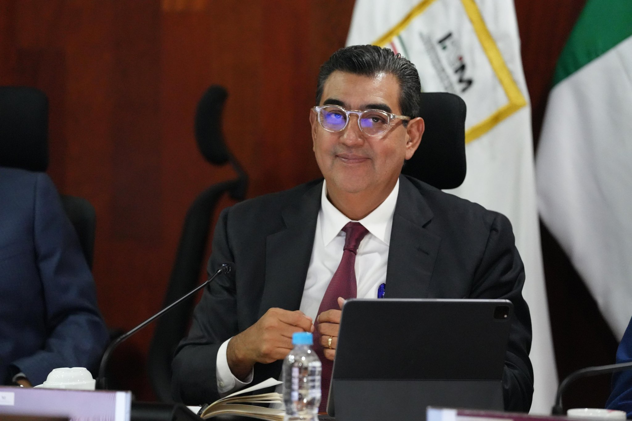  Sergio Salomón asume el INM; Garduño se despide entre polémica