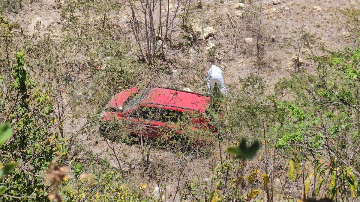Hallan camioneta con tres cuerpos en barranco de carretera México-Acapulco