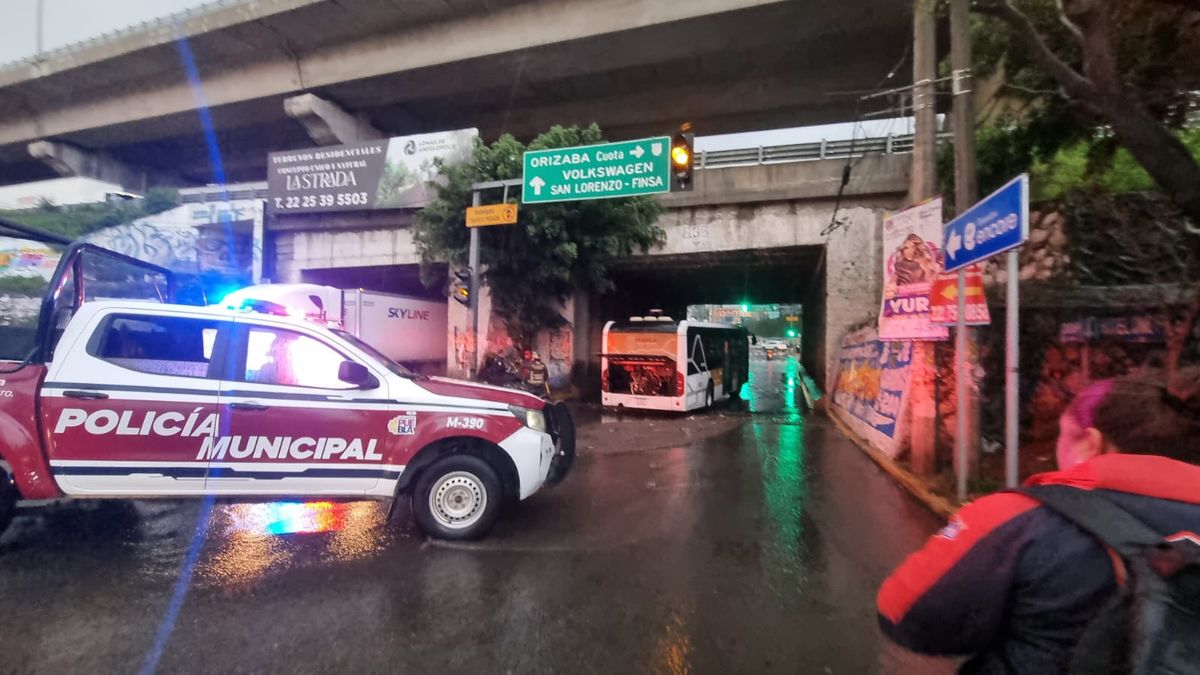 Lluvias y granizo provocan inundaciones y caos vial en Puebla capital