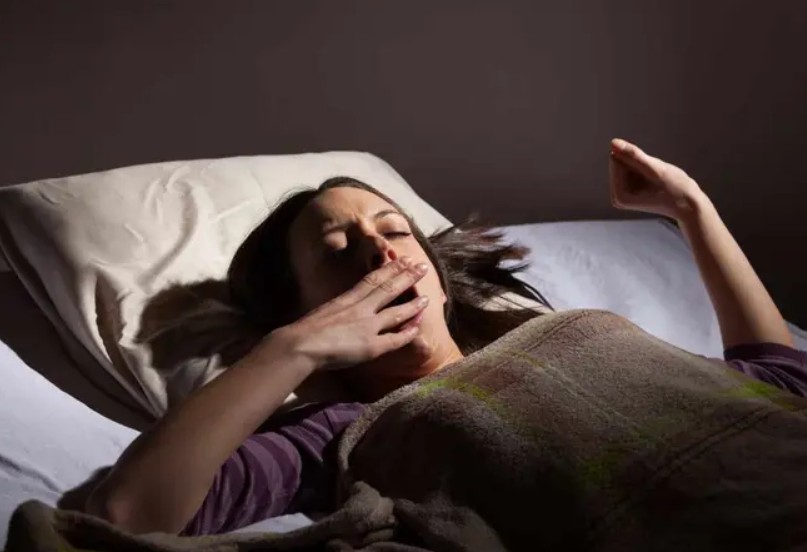 ¿Cuántas horas debo dormir si me levanto a las 5 AM?