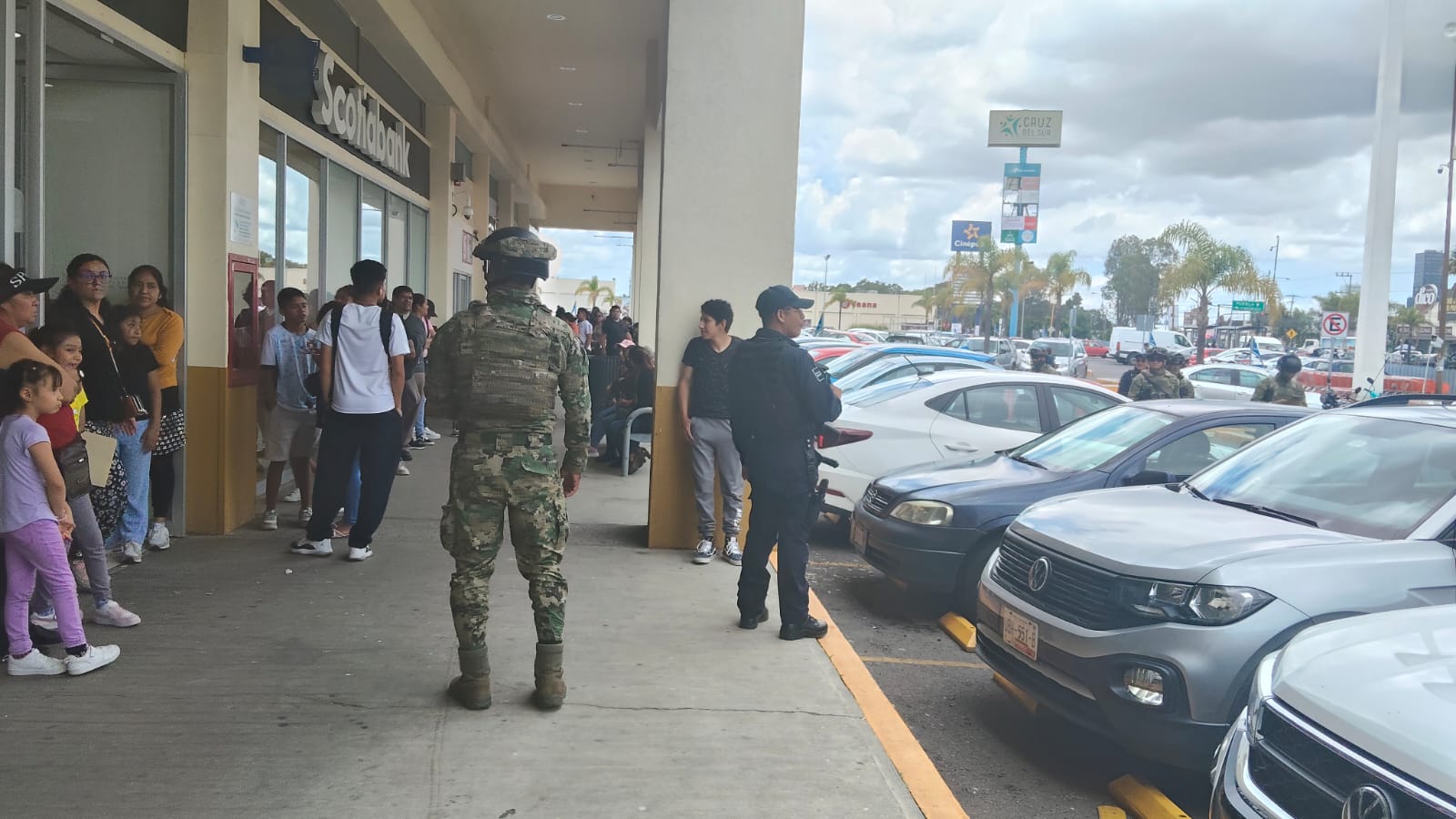 SSC de Cuautlancingo realiza operativo de protección a cuentahabientes en Cruz del Sur