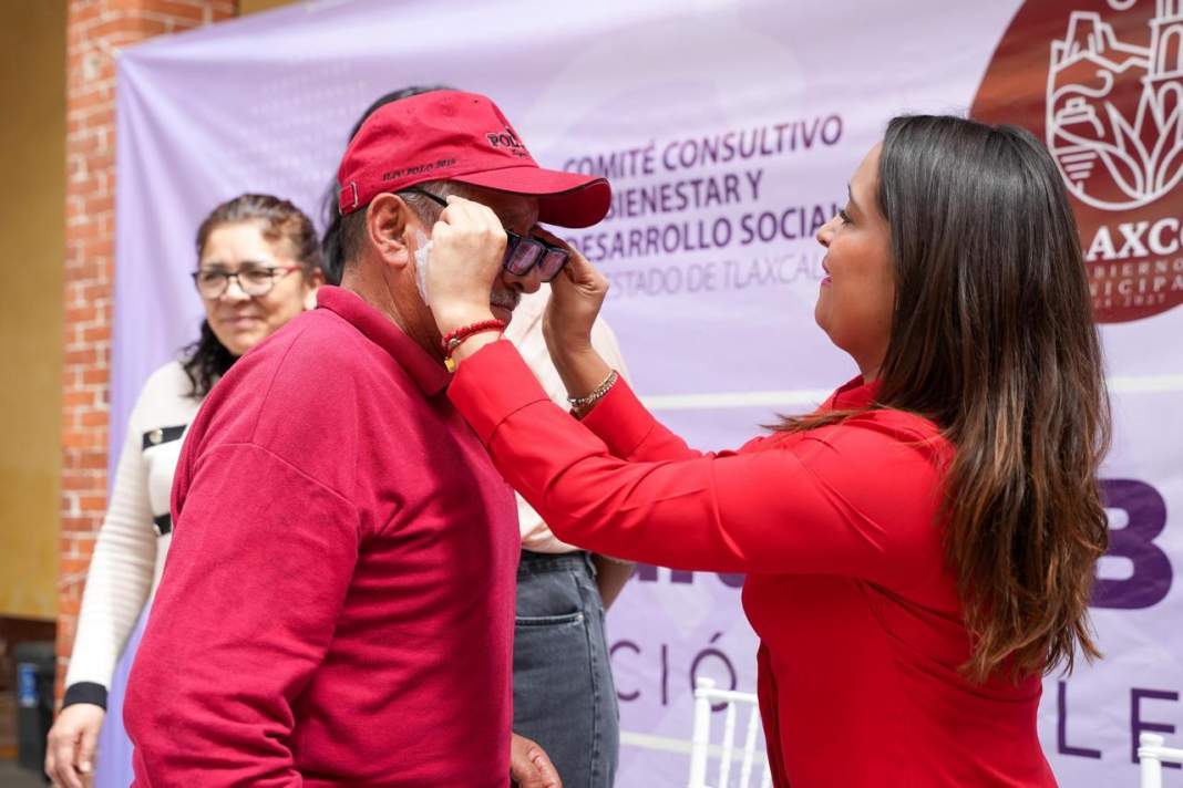 Tlaxco recibe 800 lentes gracias al Comité de Bienestar y Desarrollo Social