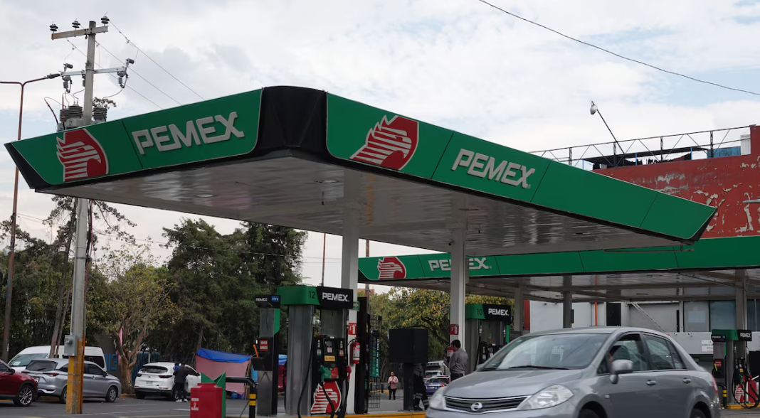 Gasolineros acusan extorsión; Sheinbaum promete diálogo y control