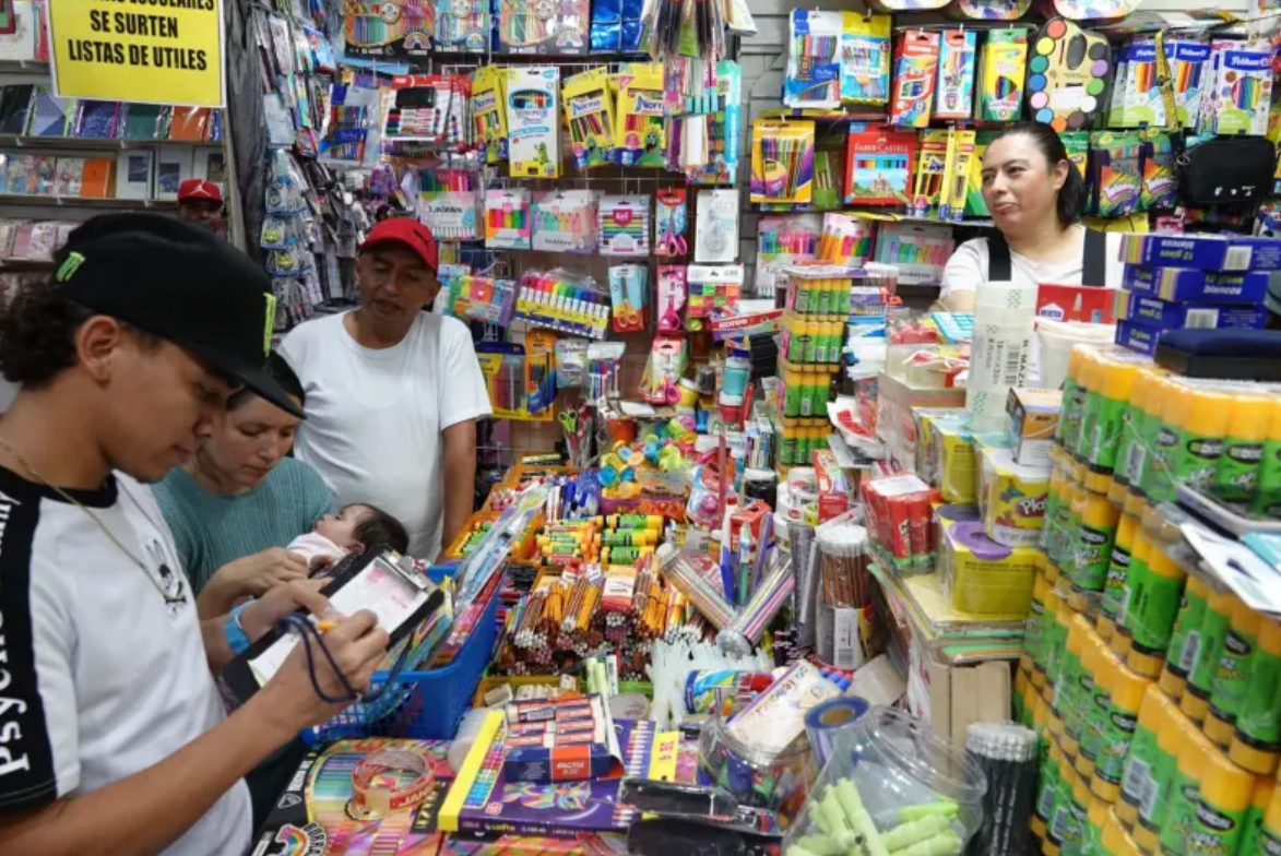 Regreso a clases 2025: familias gastarán hasta $10,916 por estudiante