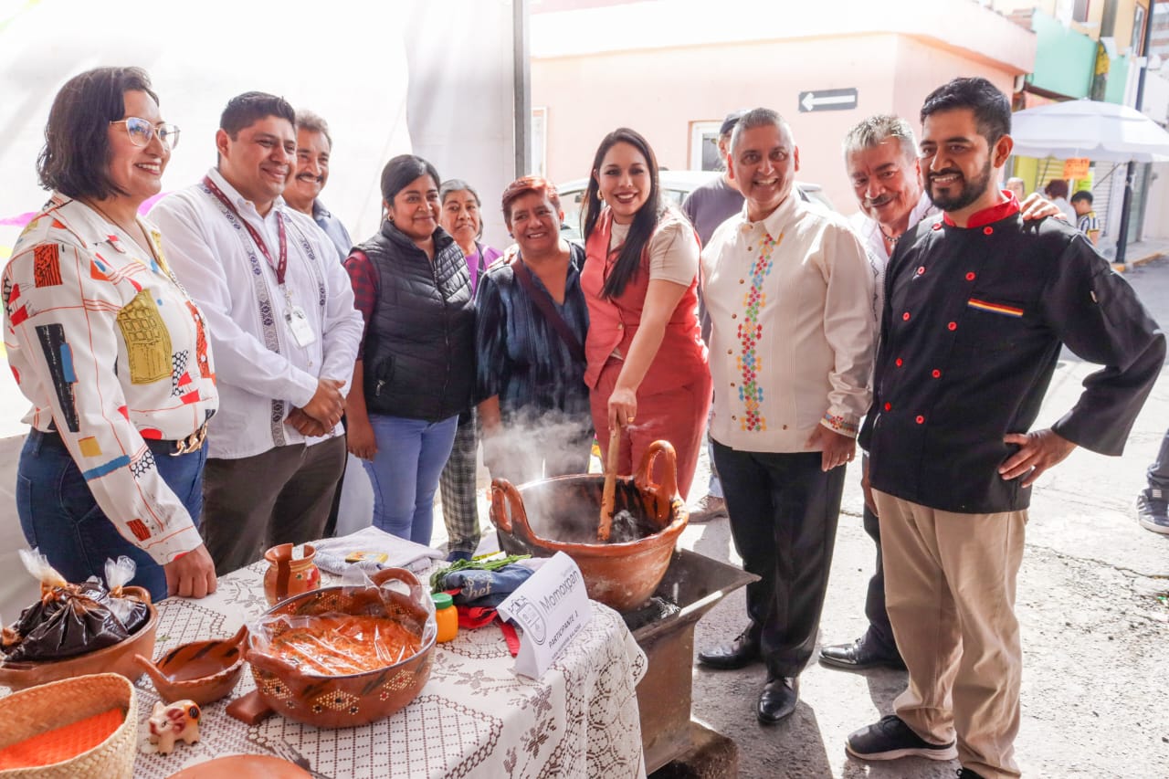 Celebra Tonantzin Fernández el sabor y la tradición en el Gran Concurso del Mole en Momoxpan