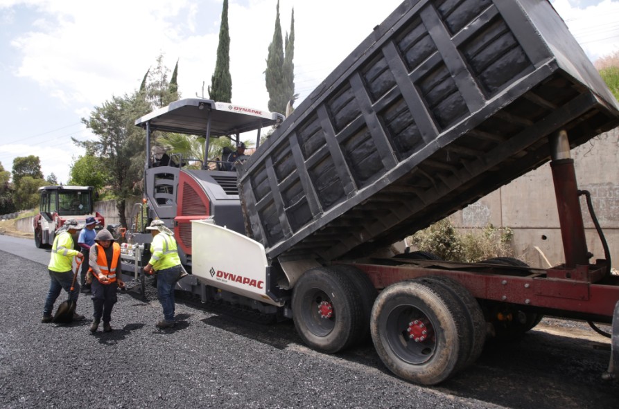 Avanzan trabajos de pavimentación en la Recta a Cholula