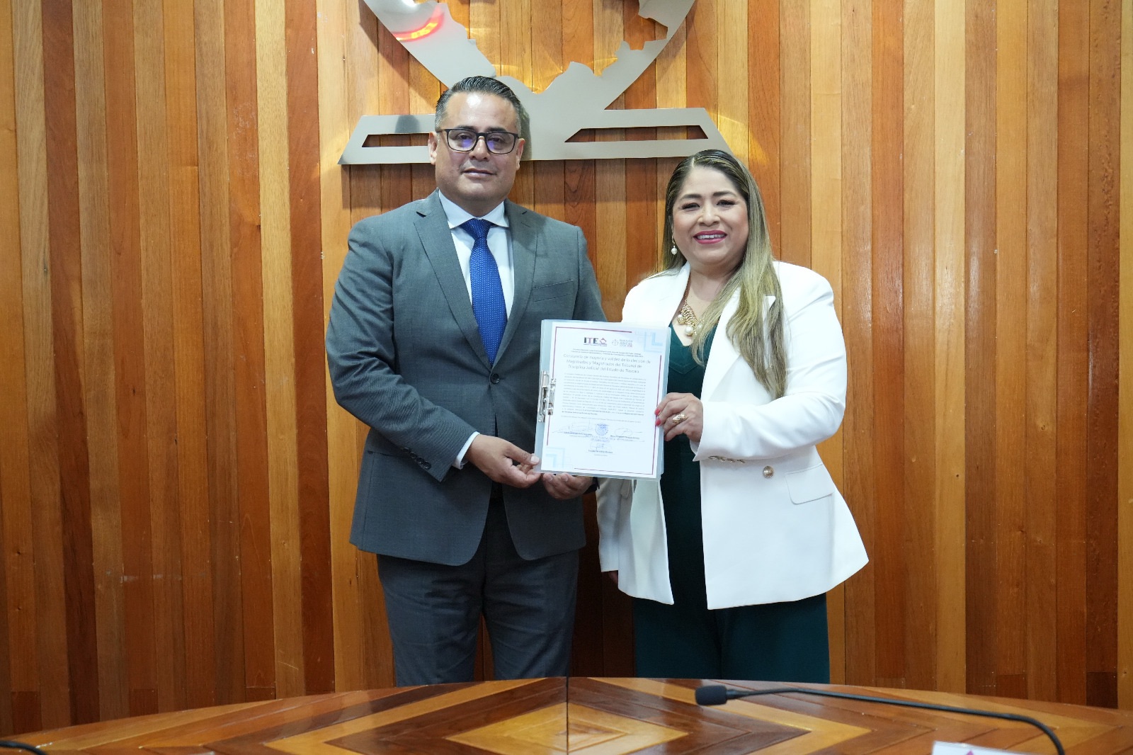 Claudia Cervantes recibe constancia como magistrada del TDJ en Tlaxcala