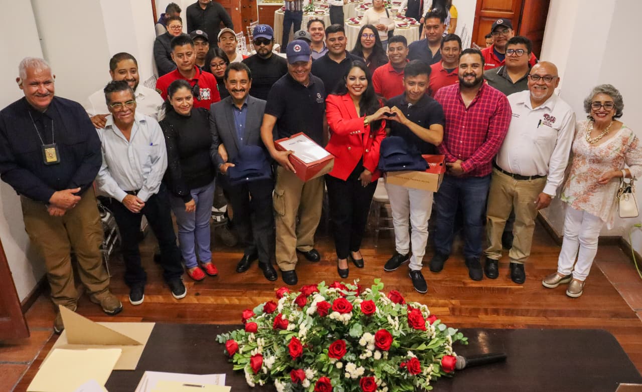Reconoce Tonantzin Fernández a bomberos de San Pedro Cholula y la zona conurbada