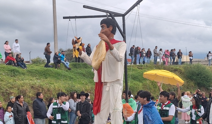 Ni la lluvia impidió desfile de burladeros en Huamantla