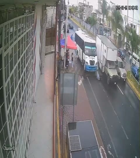 Microbús de Flecha Azul arrolla a mujer en la Vía Corta, en Mazatecochco