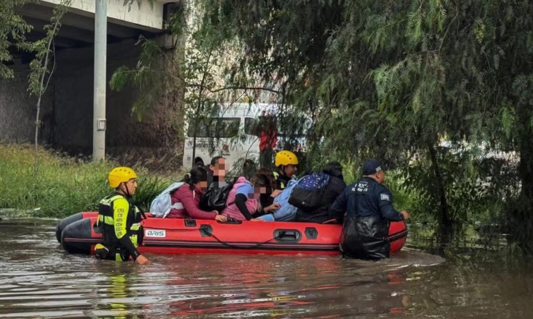 Lluvias en Querétaro dejan inundaciones y rescate de trabajadores atrapados