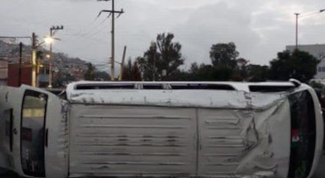 Volcadura de combi en México-Pachuca deja 1 muerto y 13 heridos graves