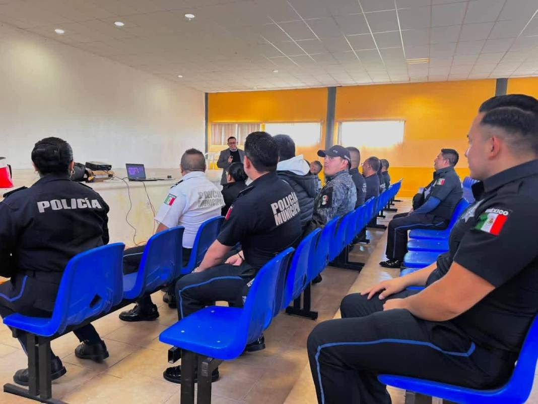 Policías de Nopalucan reciben capacitación en mitos sobre la violencia