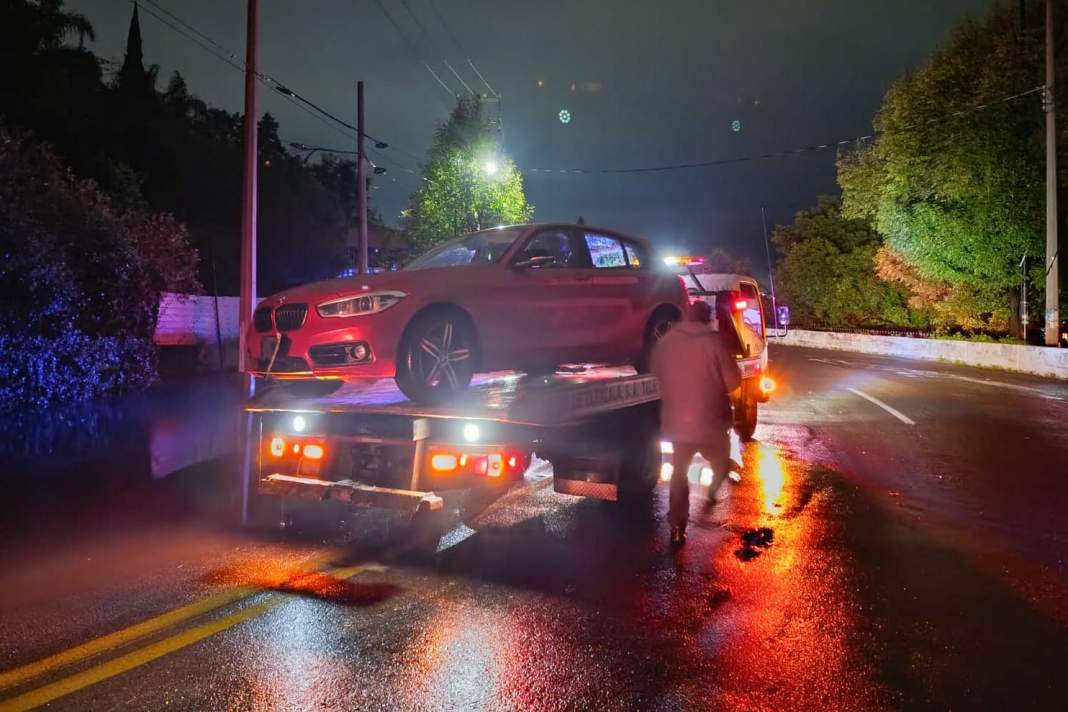 Retiran BMW abandonado en Tlaxcala para garantizar seguridad vial