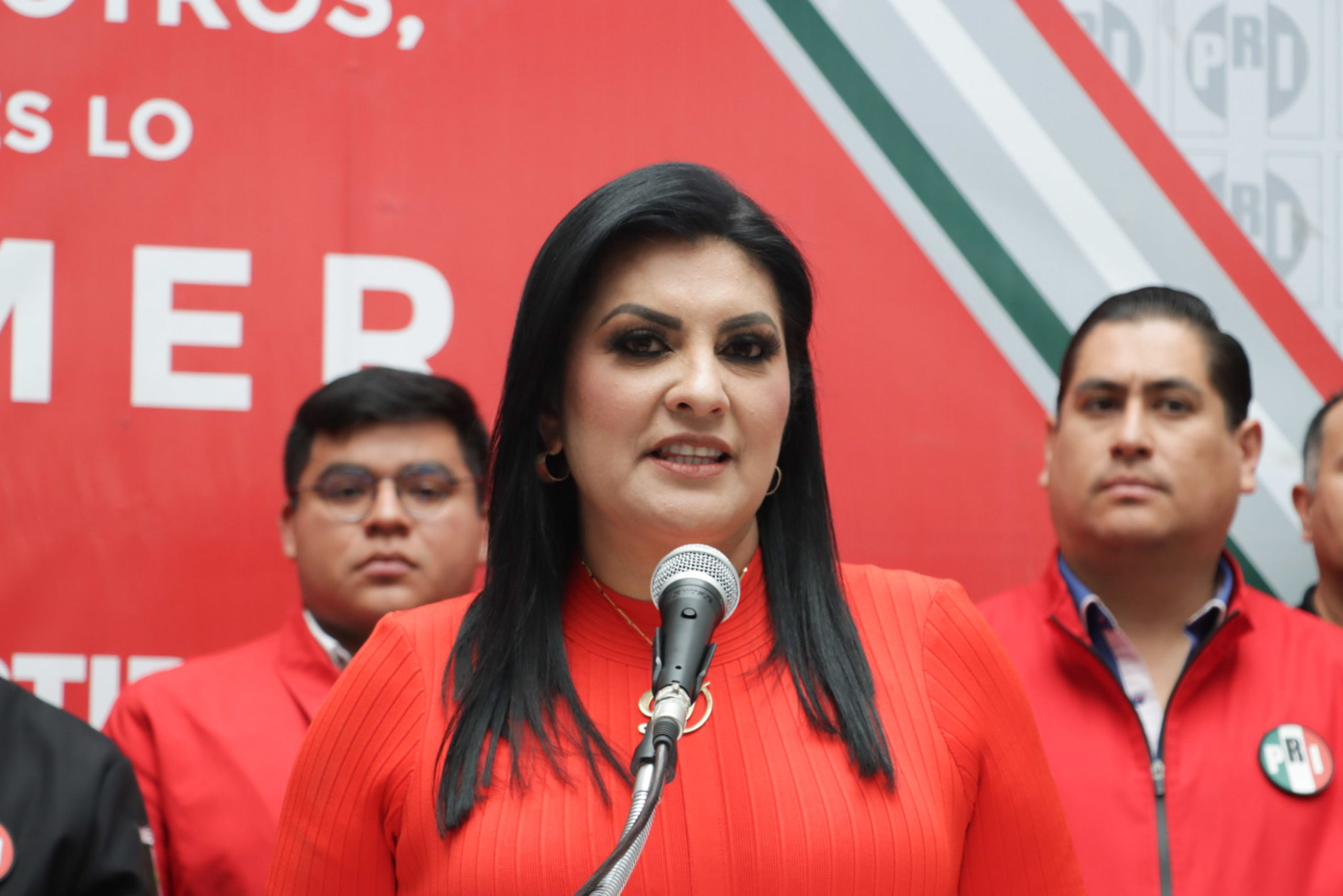 PRI nacional analiza salida de Néstor Camarillo; ratifican a Delfina Pozos al frente del partido en Puebla