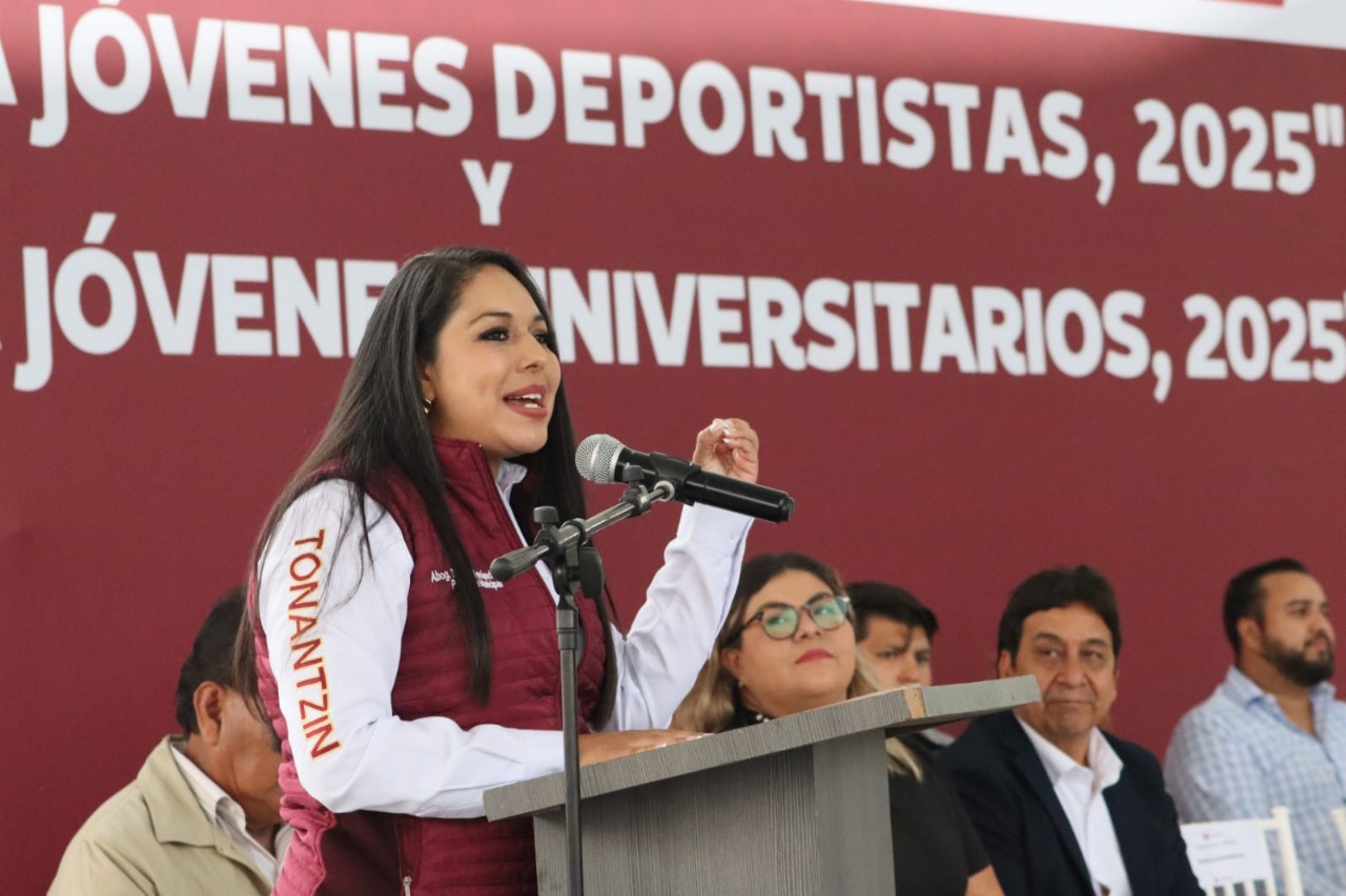 Entrega Tonantzin Fernández becas a jóvenes estudiantes y deportistas de San Pedro Cholula